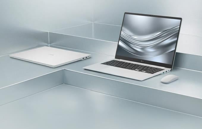 메탈릭한 공간 위에 열린 노트북과 닫힌 노트북, 마우스가 놓여있는 미니멀한 제품 이미지